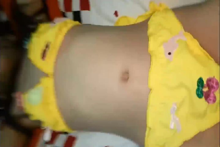 襟元を限界まで開けて、ノーブラの胸を露出…