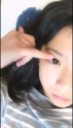 ユーザー投稿動画：ベッドに横たわってすべてを見せる女子高生