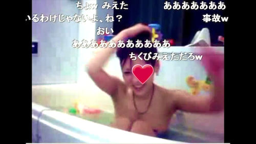 ★Nico Live★ 美乳の配信者が浴室からの配信中に胸を丸出し、4人が録画