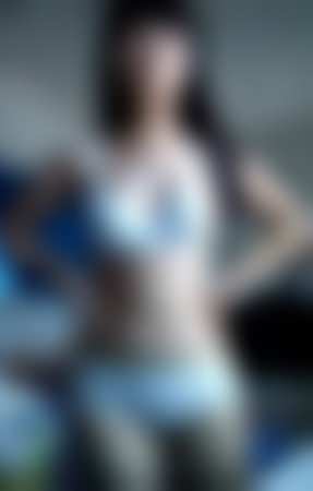 豊満なボディのC