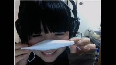 猫ポーズを見せる可愛い日本人女子