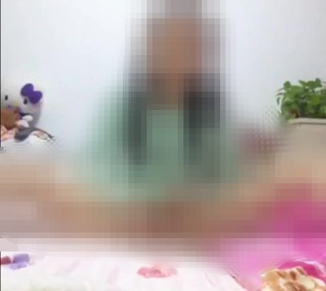 パンティもブラも着けていないケイ