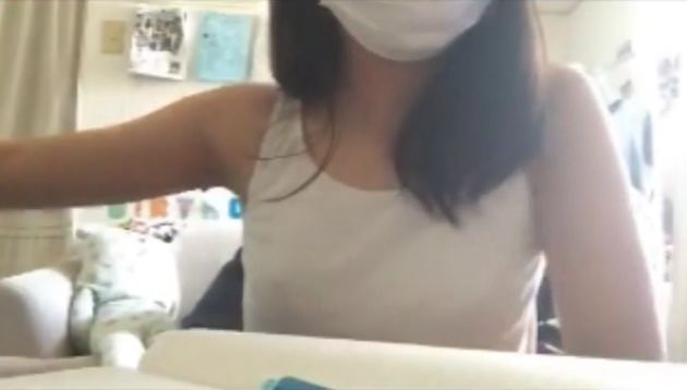 宿題をしている女の子