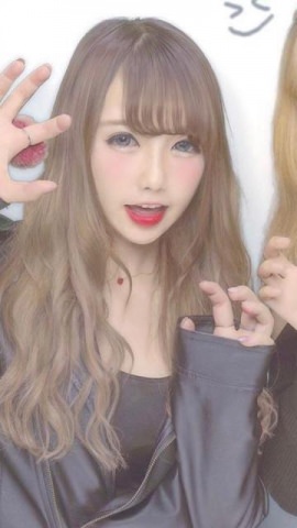 ルビー色が似合うゲイル風のお姉さん