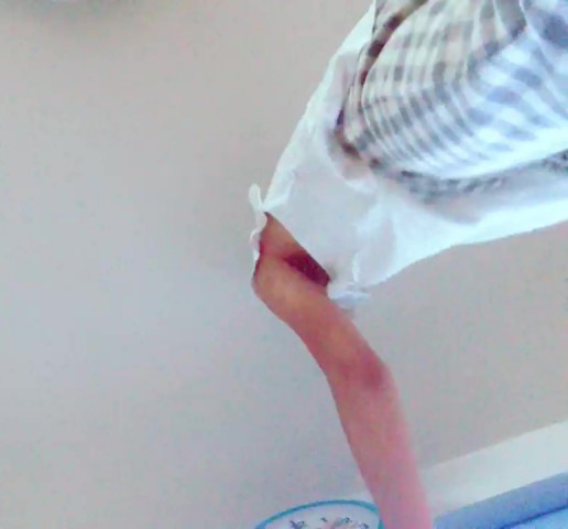 とっても可愛いCちゃんが胸を露出