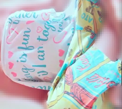 ワ・エス 胸を露出したニオのポーズで立ち