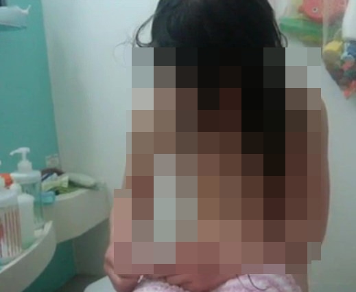 無防備な女の子が入るバスタブ