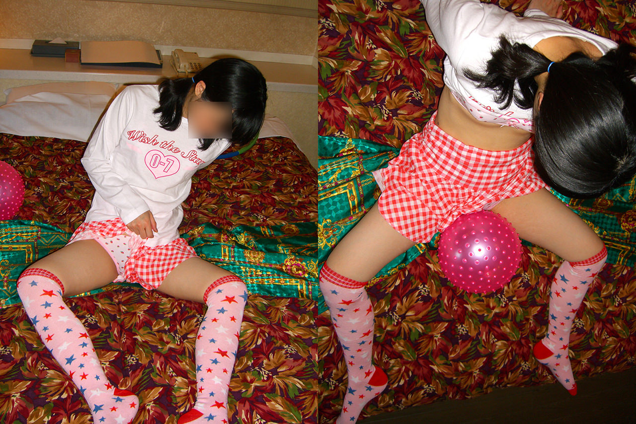 スレンダーな美女が、陰毛を丸出しにして激しく踊る。