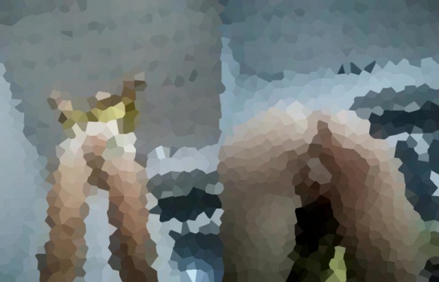 小さな手で強く握りしめる