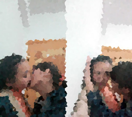 2人の女の子がキスをする