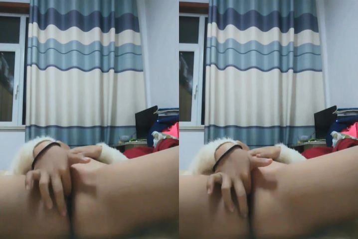 リアル：Mの体勢で脚を広げ、パイパンマンコを披露