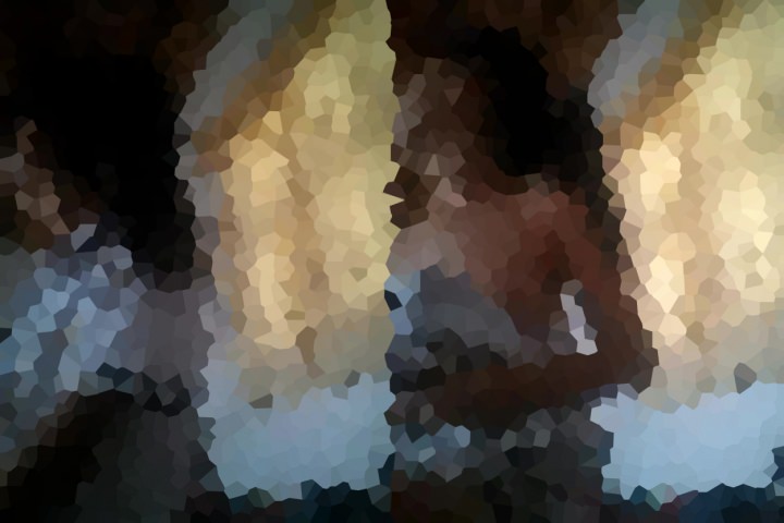 下半身だけ露出して淫らなオナニーにふける奇妙な女の子