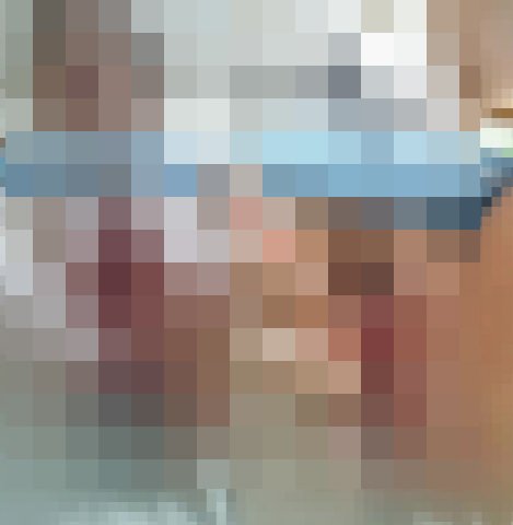 陽気な女の子。今日の一日をママに報告