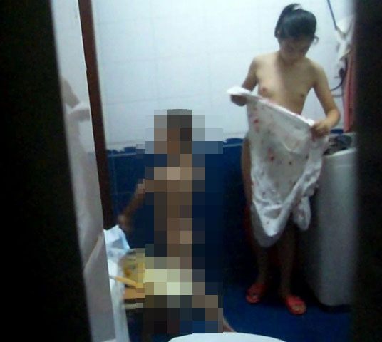 胸がまだ成長し始めたばかりの女の子の自宅のバスルームで…