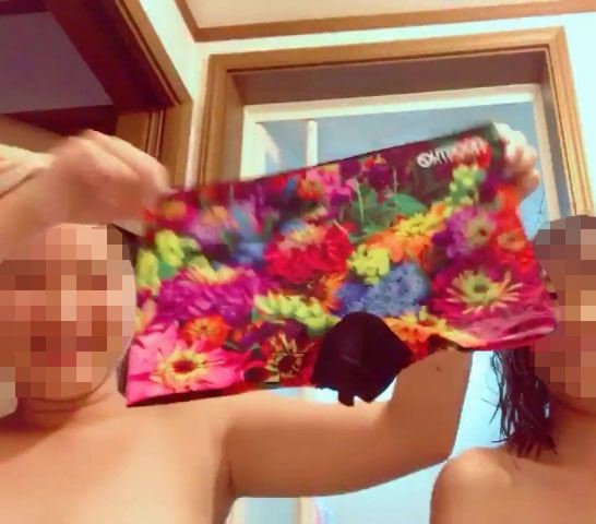 おそらくS3～5の2人の女の子が、仲良くバスルームからライブ配信をしている