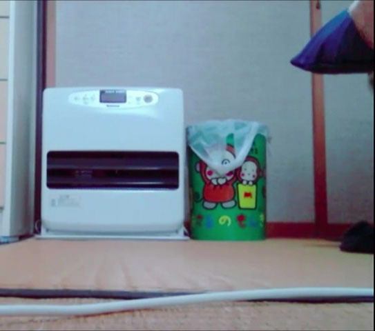 彼女は胸も股間も露わにする