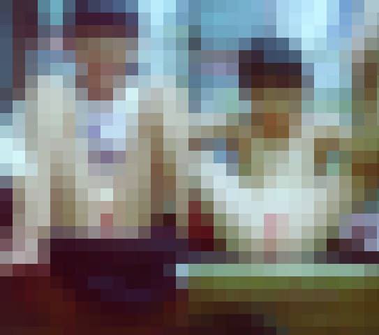 2人の姉妹が配信しているが、姉は視聴数を稼ぐために妹の服を脱がせる