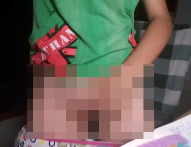 触って、めくって — 過激な配信