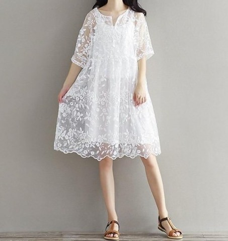 白いドレスを着た、可愛くてスレンダーなエスゴちゃん