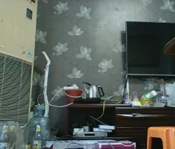 無毛で濡れた割れ目がとても美しい