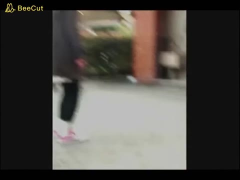 [花見のトイレ行列] 恥ずかしそうに排尿を我慢：クラスで一番おとなしい女の子