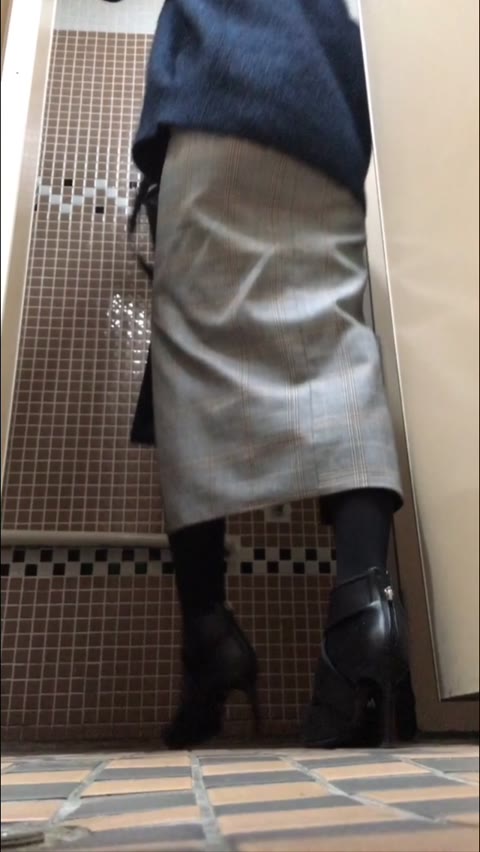 (無修正) ハイヒールを履いたセクシーな姉が溜まったおしっこを放出