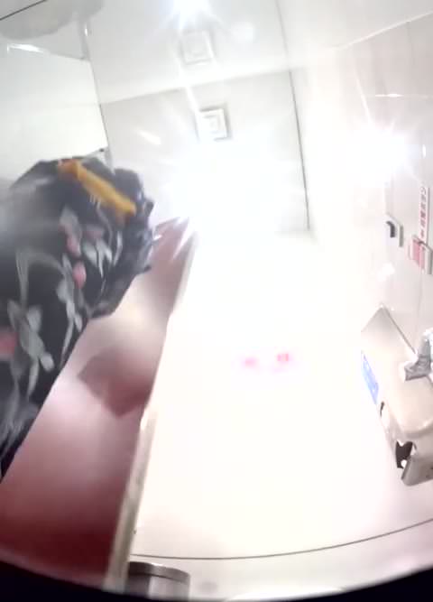 ユカ姿の女性、トイレでの隠し撮り、パート1