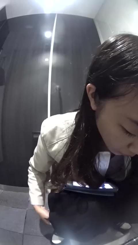 女子VIPトイレ40：トイレットペーパーでアナルを刺激してうんち