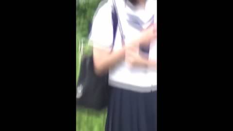 女子高生が野外の橋の下でオナニー