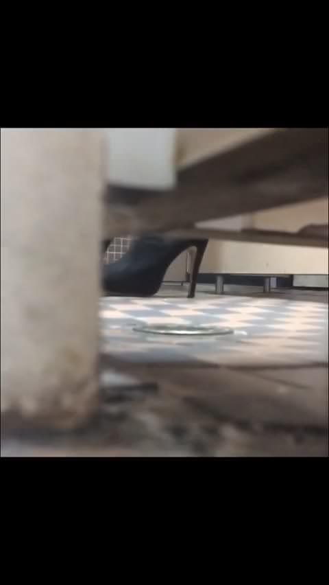 (無修正) ハイヒールを履いたお姉さんが和式トイレで手コキ