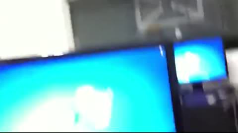 隣に同僚がいるにもかかわらず