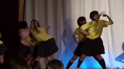 (PC/モバイル対応) 女子高生の集団ダンス：白いパンティの女の子が突然登場！！！