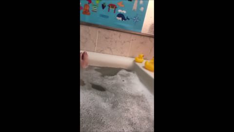 「オムラ・オナ」――学生時代の友人♪ 浴室のシャワーで膣洗浄！？ 秘部のクローズアップあり♪