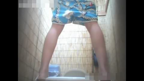 [掘り出し物] 美女だらけの4つのカメラ ◆ 海辺のコテージ：若い女性たち ♡ トイレ 005