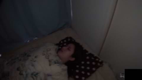 睡眠中のいたずら 9。巨乳のジャニファン、ユリッペ