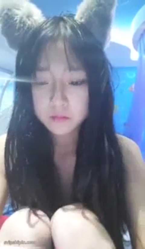 海外：中国系C級女子、脚を広げる