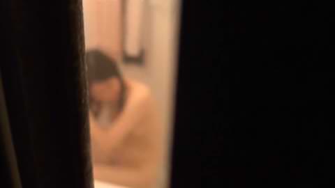 最後に彼女を丸裸に！美女のすべてが見えるバスルーム