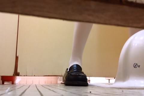 無修正 [手持ち撮影：和式トイレでの隠し撮り] ★ある有名大学への侵入