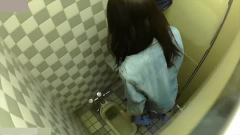 パイパン女子校生の和式トイレ盗撮をお見逃しなく