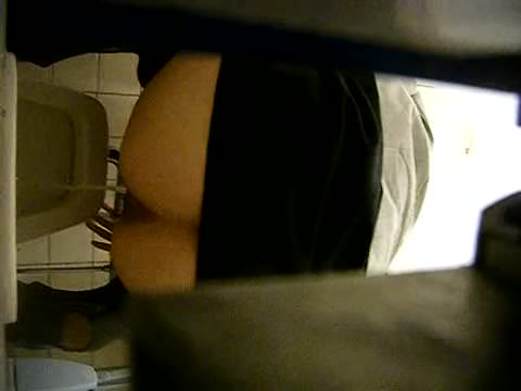 オフィスワーカーが店内で排便