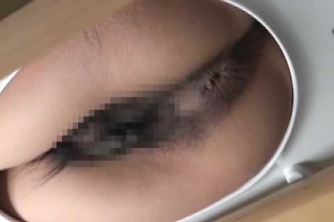 小学校の保健室のトイレ――衝撃的な排泄シーン！