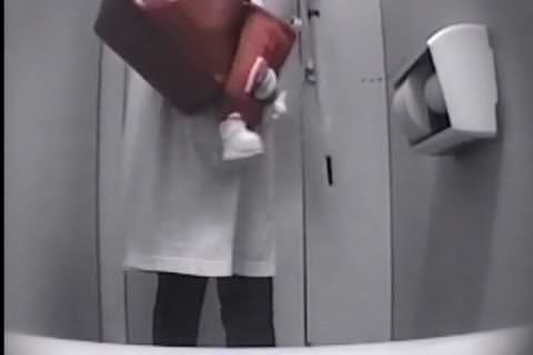 デパートでの盗撮（無修正） トイレでの決定的瞬間