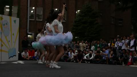 (PC/モバイル対応) 信じられないハプニング！！ (ショートパンツがずり落ちて、パンティが丸見え！！)