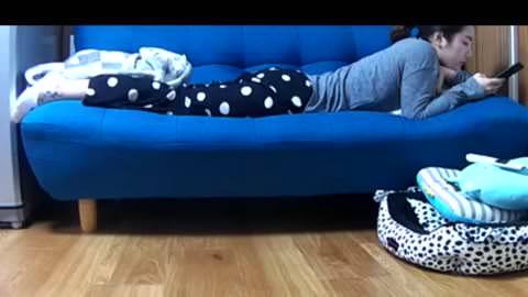 隠し撮り：床にうつ伏せになってオナニーする黒髪の美女