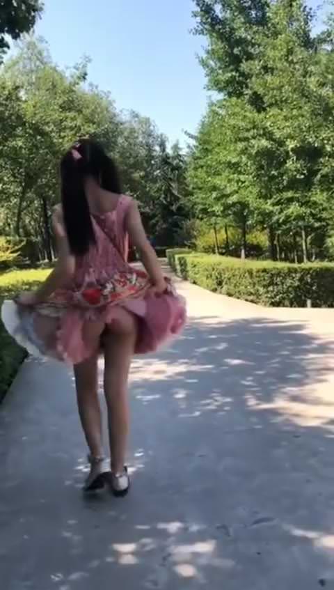 昼間の路上で裸で踊る10代の少女