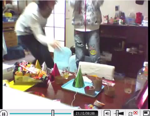 3人の日本人女性が誕生日パーティーでおっぱいを見せる