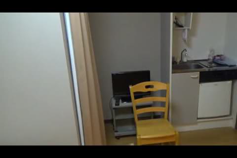 auの店員さんの着替え