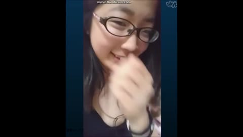 メガネっ娘の恥ずかしがり屋オナニー