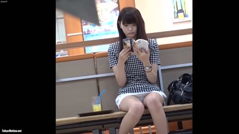 待ち合わせでパンティを見せちゃった美女