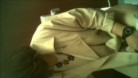 女子トイレの盗撮 (282) 便器に隠しカメラ。女の子が熱心に鍵を確認している。大丈夫、全部見えている。長時間の放尿シーンもたっぷり。路上撮影、全9名